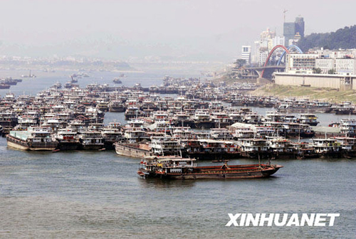 大量船只滞留西江广西梧州段