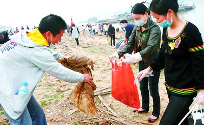 志愿者湘江捡垃圾 保护母亲河