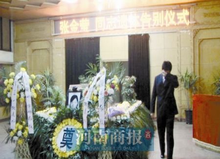 新郎与逝去新娘在殡仪馆内举行结婚典礼(图)