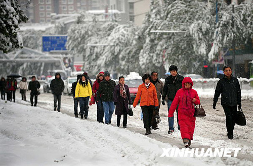 河南郑州：雪天路难行