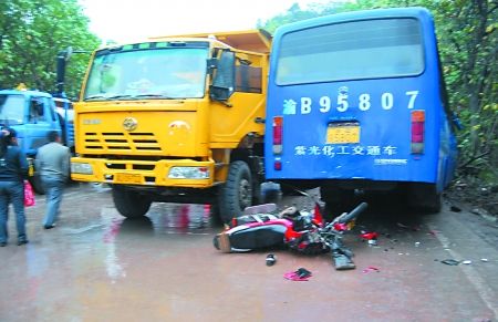 交通车上班途中撞货车 29人受伤1人死亡
