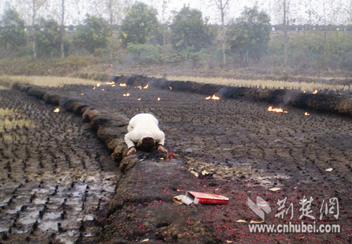 煤油泄漏被村民抢舀 老汉点火验油烧死1人伤1人