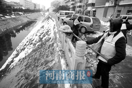 郑州除积雪陋习多 积雪填满雨水井污染河水