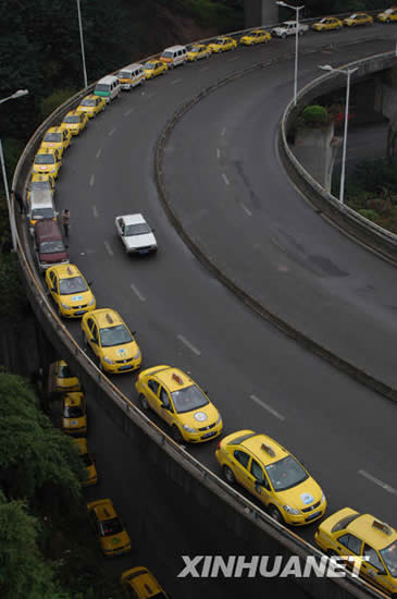 重庆出租车排千米长队加天然气(组图)