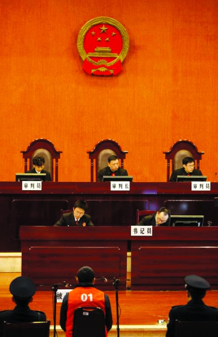王天伦受审：控制市场非法获利上亿 打死人花钱摆平
