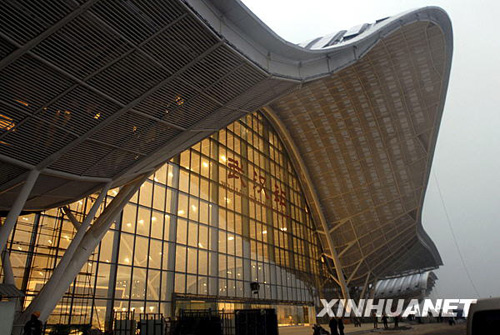 武汉火车站进行首次试灯 预计20日投入使用