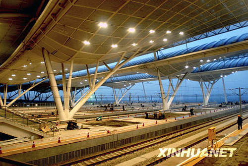 武汉火车站进行首次试灯 预计20日投入使用