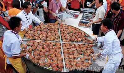 火锅节刷新世界纪录 超级大锅蒸2010只大闸蟹