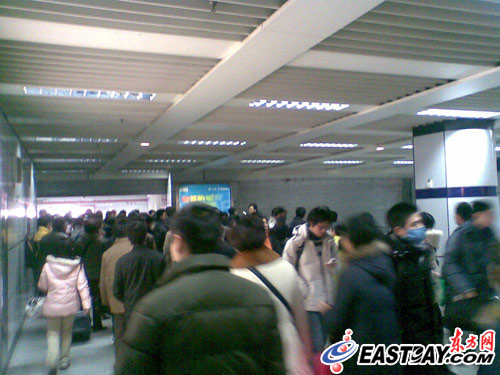 上海地铁1号线今早两车碰撞全线停运