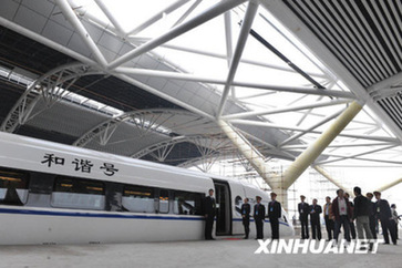 武广铁路沿线裁减普通列车被指逼旅客坐高价车
