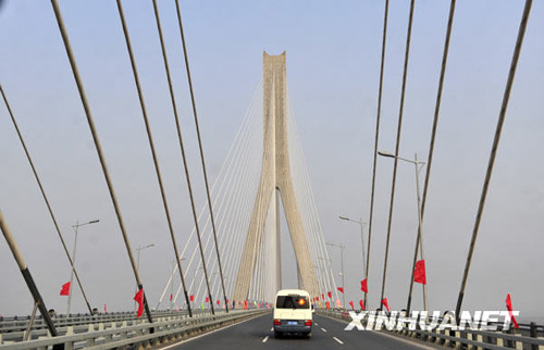 武汉第二座公铁两用长江大桥正式通车