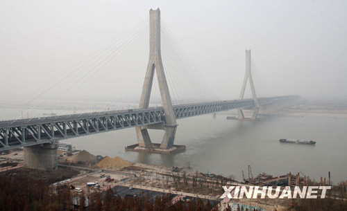 武汉第二座公铁两用长江大桥正式通车