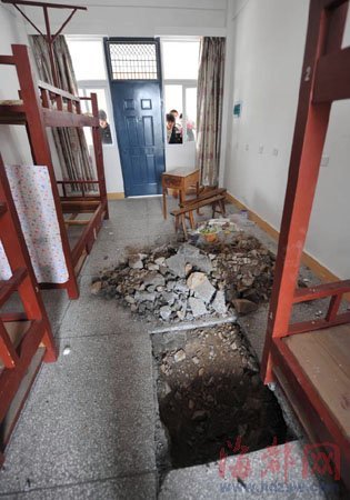 福建一学生宿舍楼地面塌陷 三百学生被疏散