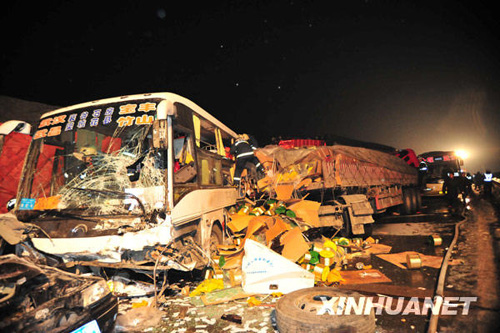 湖北汉十高速连环撞车已有7人死亡 14人受伤
