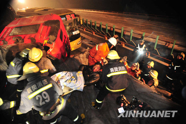 湖北汉十高速连环撞车已有7人死亡 14人受伤