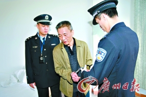 广东公安局长敛财3400万 提审时谈童年艰辛大哭