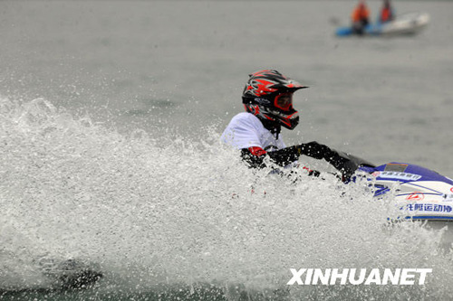 柳州举行首届水上摩托艇争霸赛