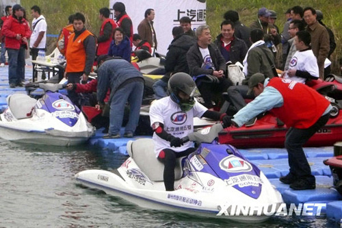 柳州举行首届水上摩托艇争霸赛