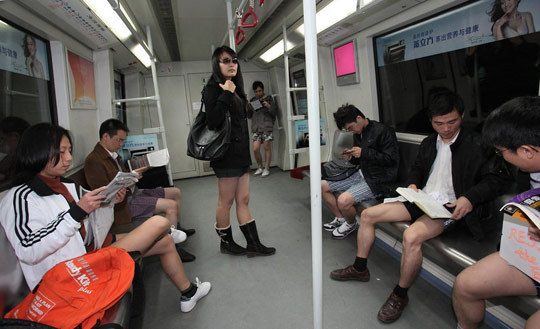 广州网友不穿裤子搭地铁 宣传低碳生活