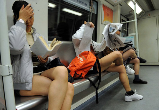 广州网友不穿裤子搭地铁 宣传低碳生活