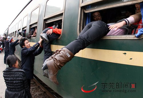 东莞东站乘客爬窗上车 铁路人员协助(组图)