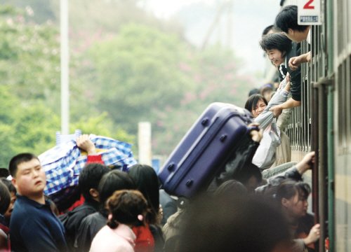 东莞东站乘客爬窗上车 铁路人员协助(组图)