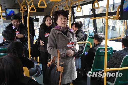 上海政协委员乘公交车开会