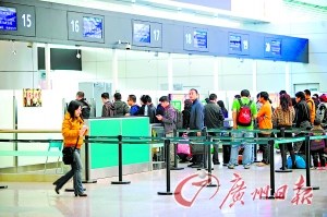 广州火车站滞留乘客达7万 将不验身份证凭票上车