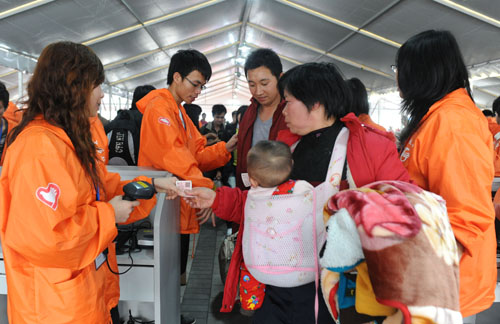 广州上千志愿者服务铁路春运