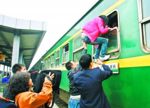 广铁回应站长因列车员帮旅客爬窗被免职事件