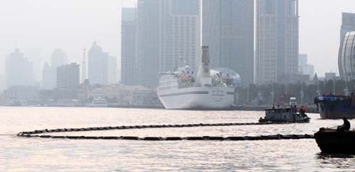 上海黄浦江水域两船碰撞 3名船员成功获救