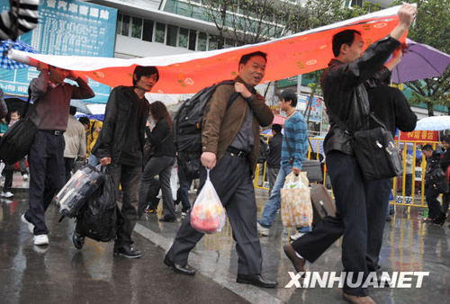 广州日发送旅客23万 雨中春运秩序井然