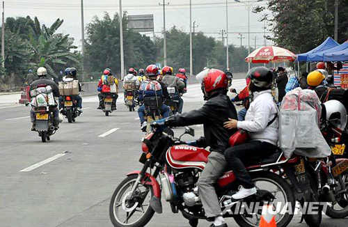珠三角农民工组成10万“摩托车大军”返乡