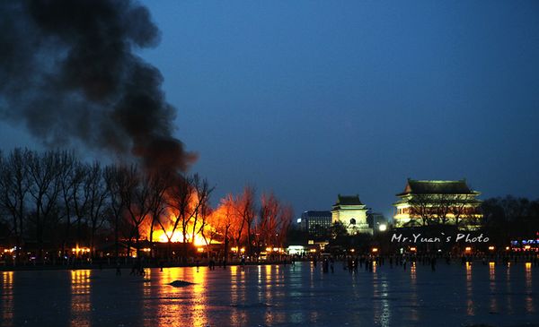 北京什刹海两家酒吧失火 疑因游人燃放烟花引发