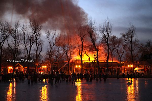 北京什刹海两家酒吧失火 疑因游人燃放烟花引发