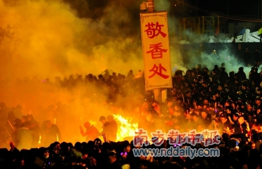 武汉归元寺55万人拜财神