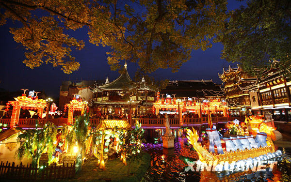 上海豫园灯会：吸引众多游客游玩