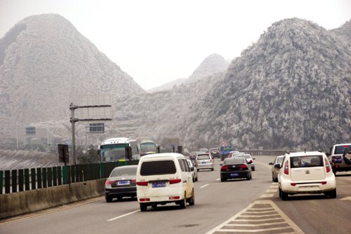 11万辆车涌入京珠北高速 沿线汽油脱销