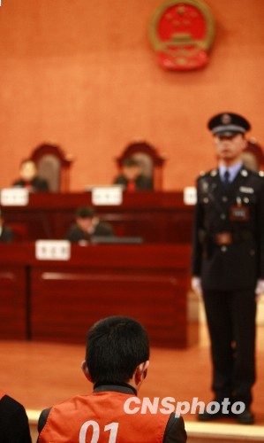重庆原打黑支队长否认组织卖淫承认开设赌场