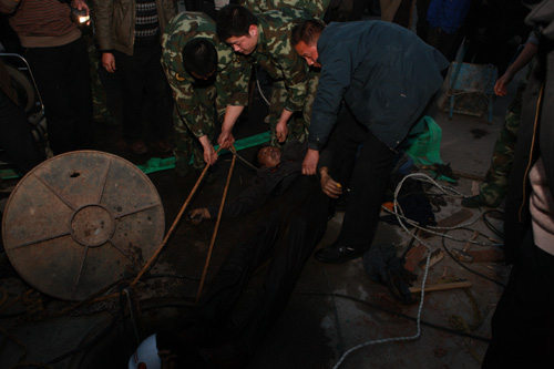 郑州三名工人污水井里中毒晕倒 两死一伤
