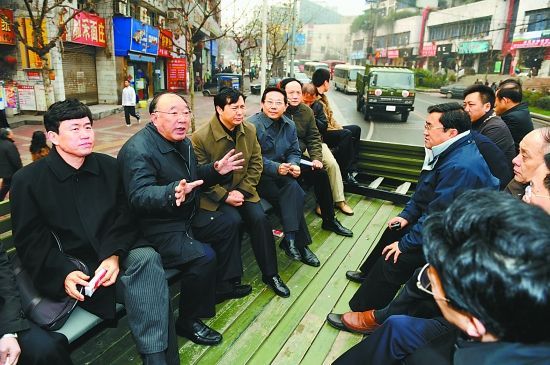 重庆市长坐大卡车考察 称无遮挡视角更广(图)