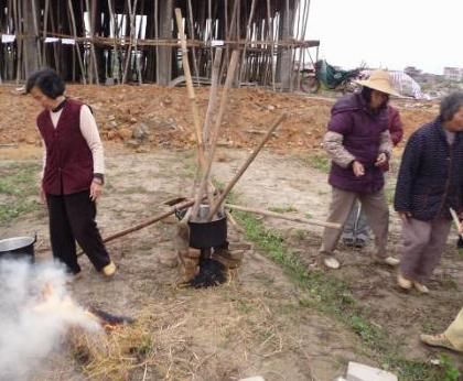 广东化州农民用行为艺术抗议政府租地