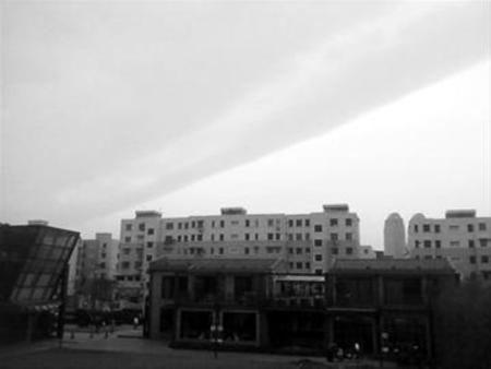 上海天空突现“阴阳云”奇观 与地震无关（图）