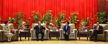 国民党副主席林丰正：两岸中国人抛弃过去恩怨 实现和平发展