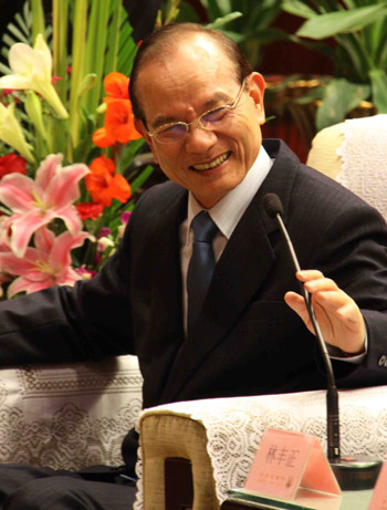国民党副主席林丰正：两岸中国人抛弃过去恩怨 实现和平发展
