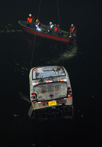 郑州一中巴车坠入20米水库 3人死亡（图）