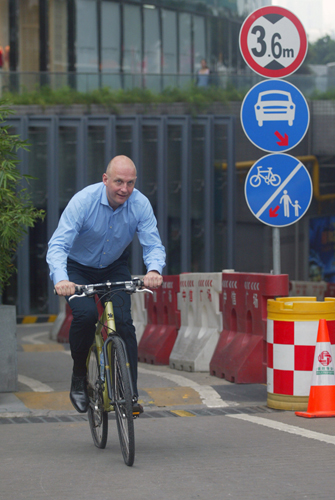 挪威领事体验广州交通 探讨城市低碳生活方式