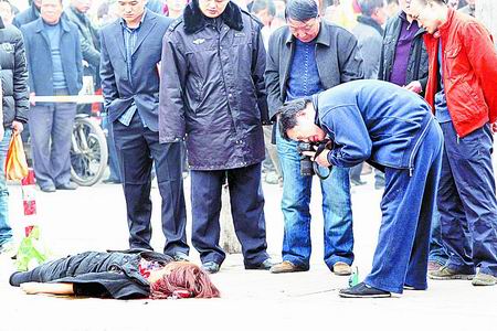 郑州车站前男子捅死怀中女友 监控拍下行凶过程