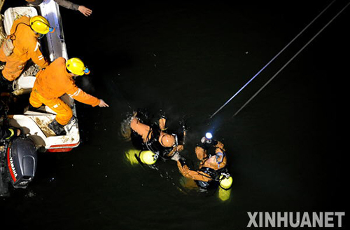 郑州事故客车打捞出水