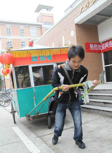 福州大学生亲身感受拉“感恩号”板车行孝（图）